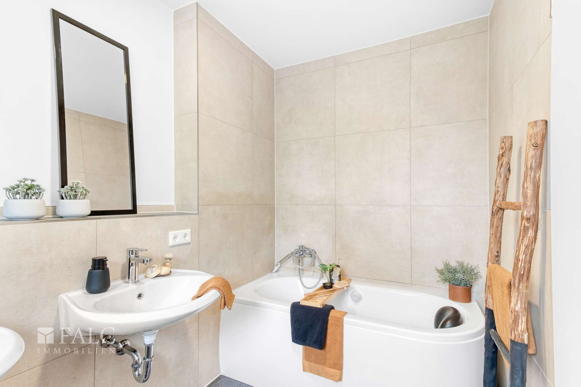 Bad mit Badewanne OG